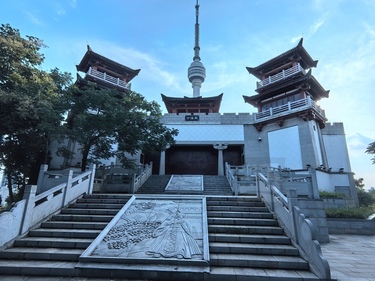 电视塔下*龟山——武汉随笔