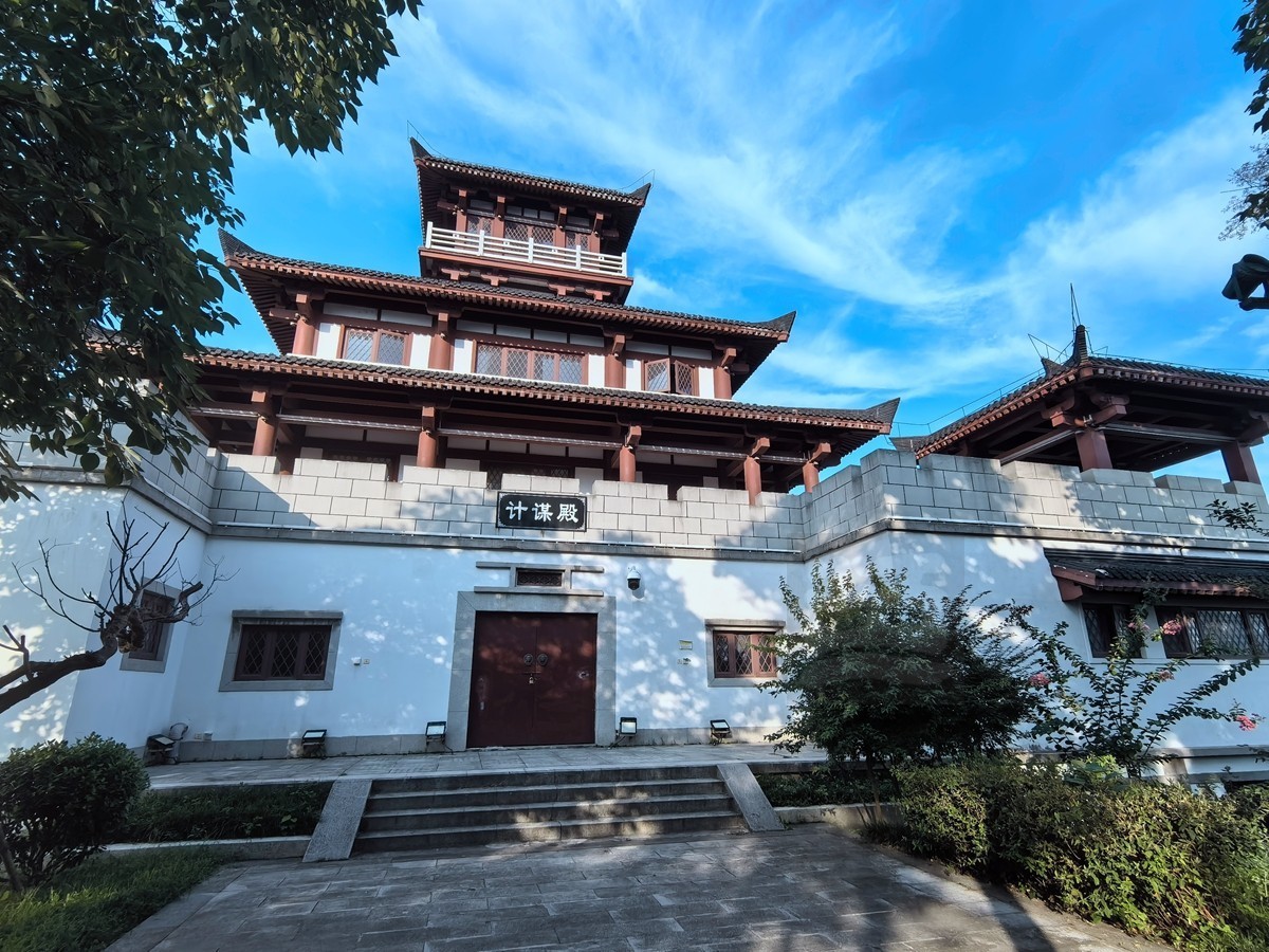 电视塔下*龟山——武汉随笔