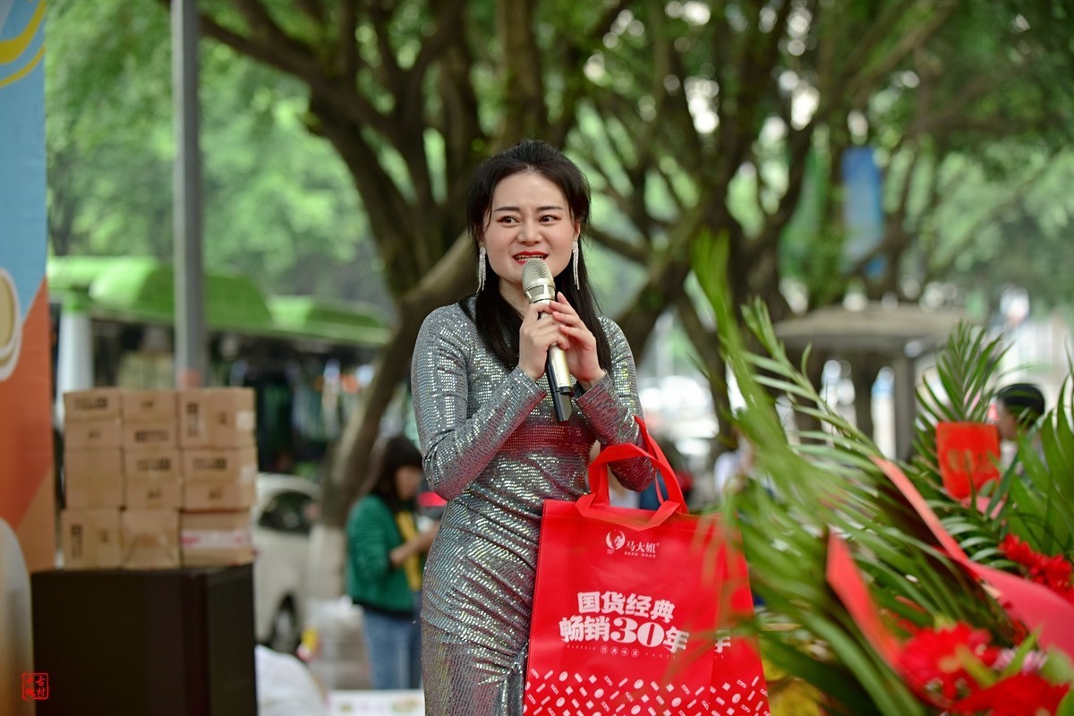 楼下超市开业，请草台班助阵(5)