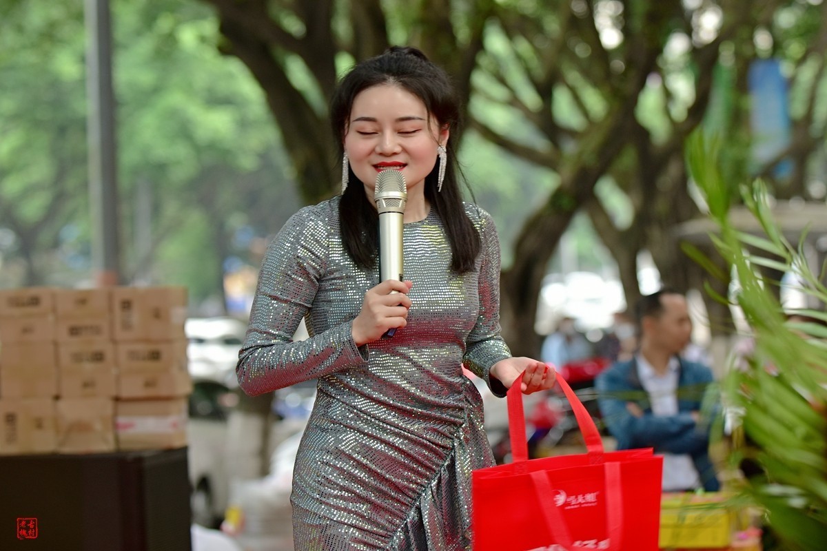 楼下超市开业，请草台班助阵(5)