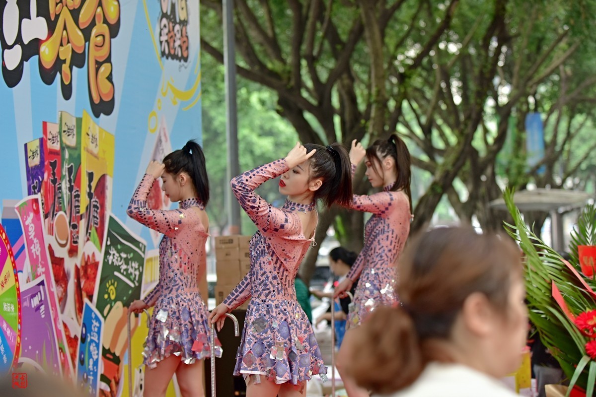 楼下超市开业，请草台班助阵(5)