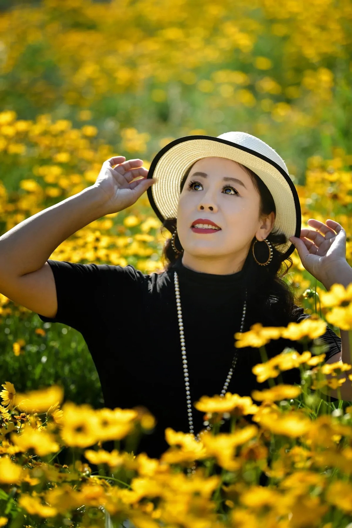 在花丛中拿着草帽微笑的女人 - 免费可商用图片 - cc0.cn