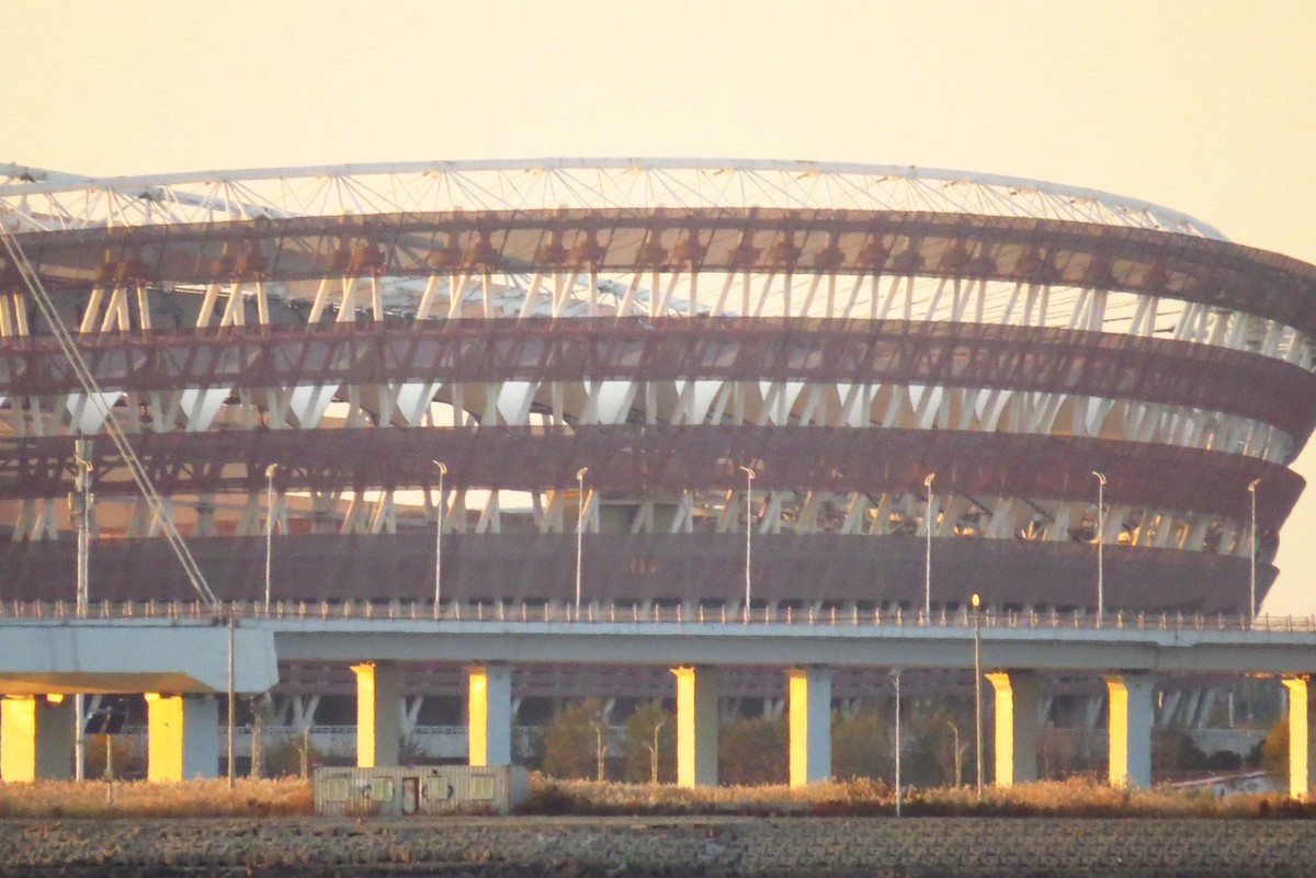 夕阳下隔河遥看对岸奥体中心