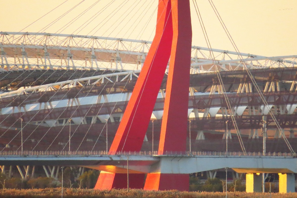 夕阳下隔河遥看对岸奥体中心