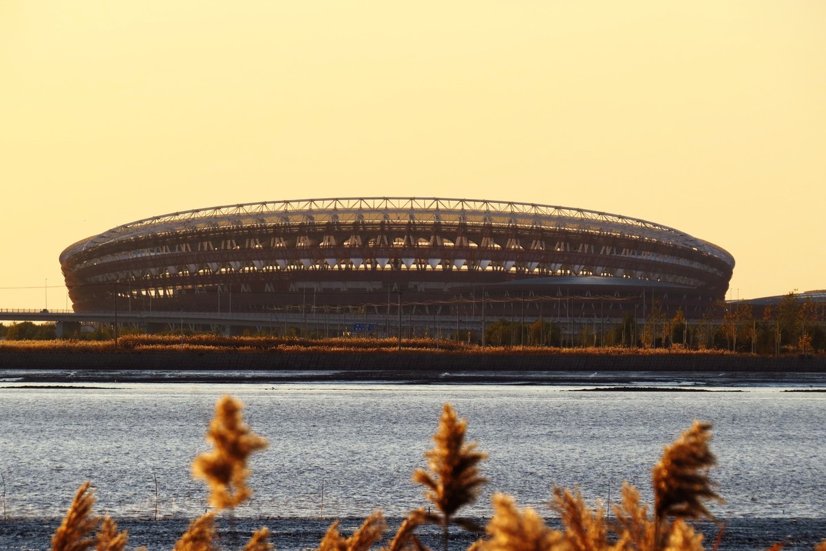 夕阳下隔河遥看对岸奥体中心