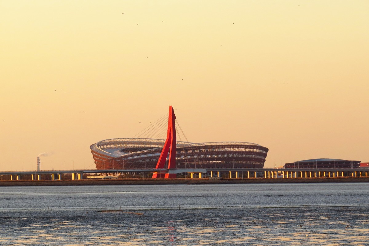 夕阳下隔河遥看对岸奥体中心