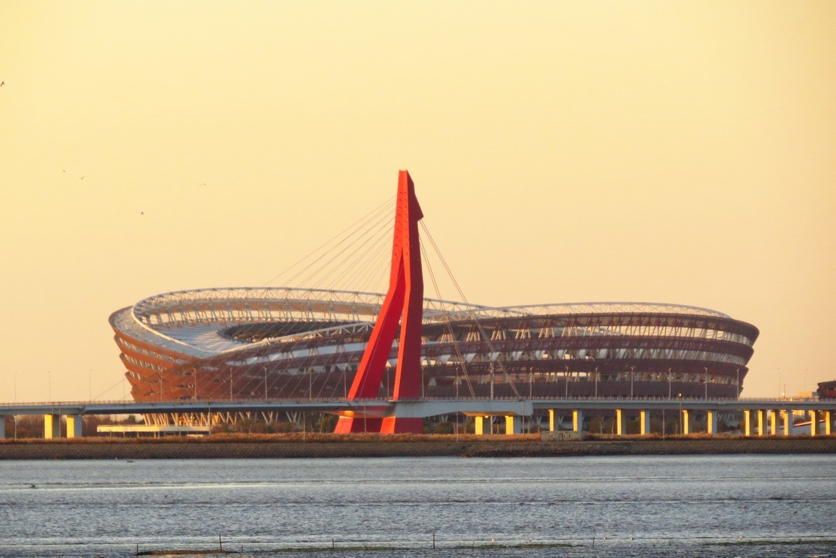 夕阳下隔河遥看对岸奥体中心