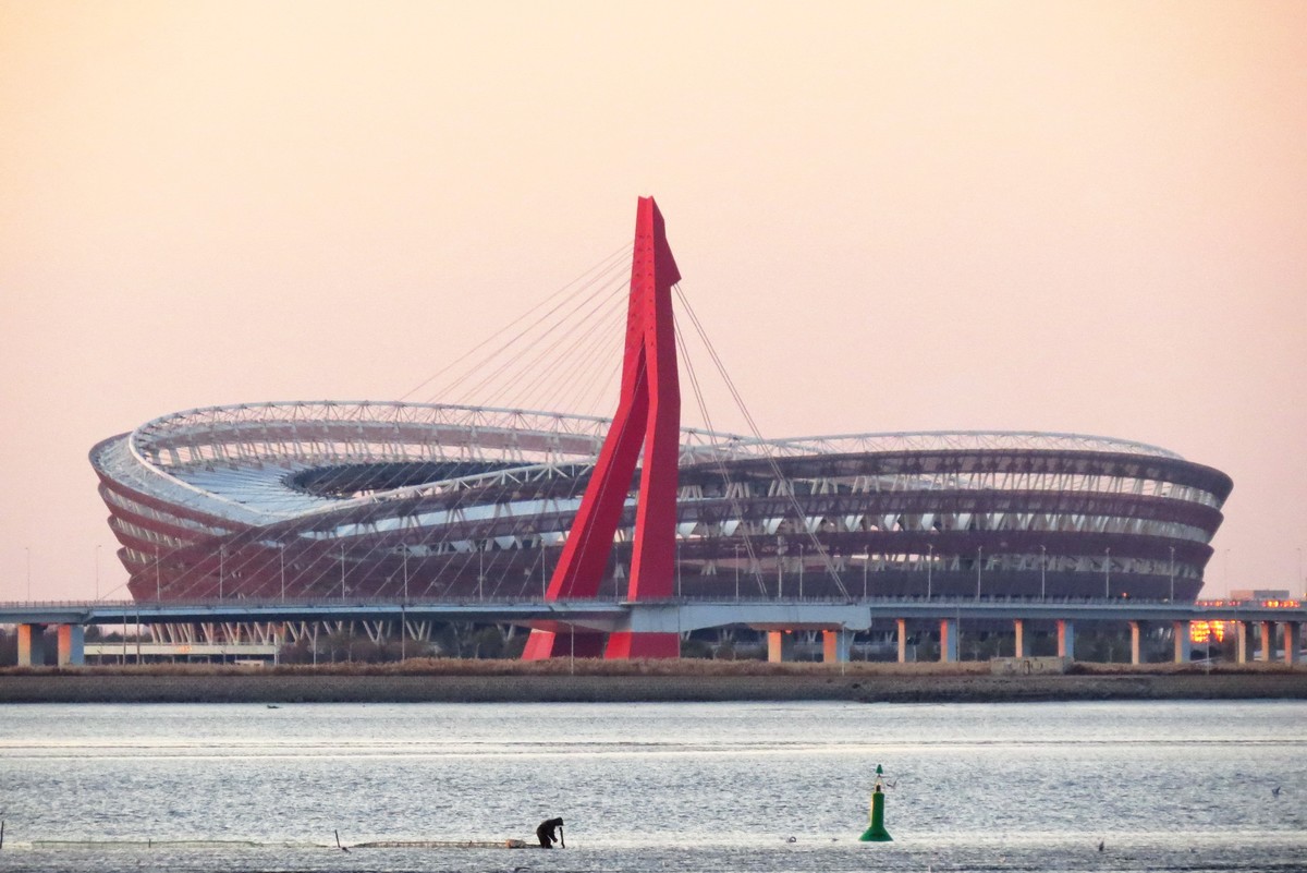 夕阳下隔河遥看对岸奥体中心