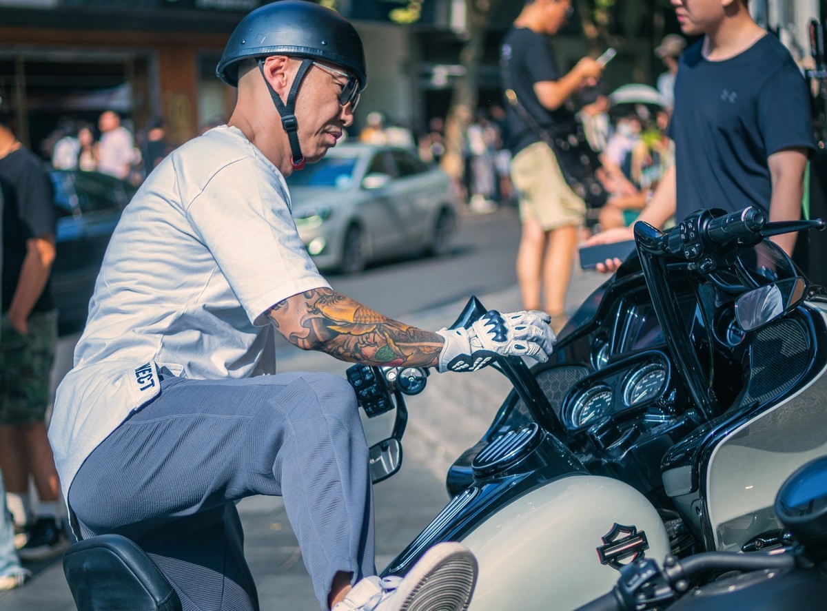 安福路上人物抓拍