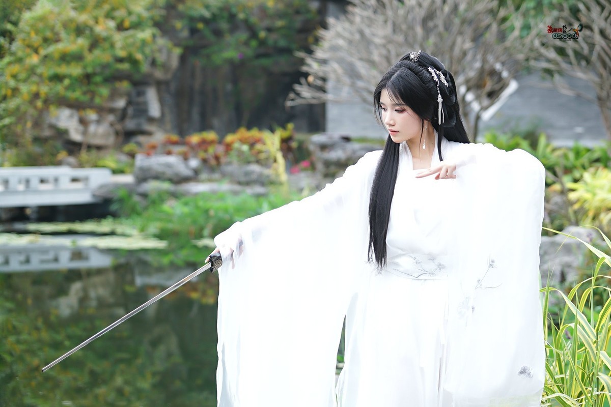 【白衣侠女】---周游