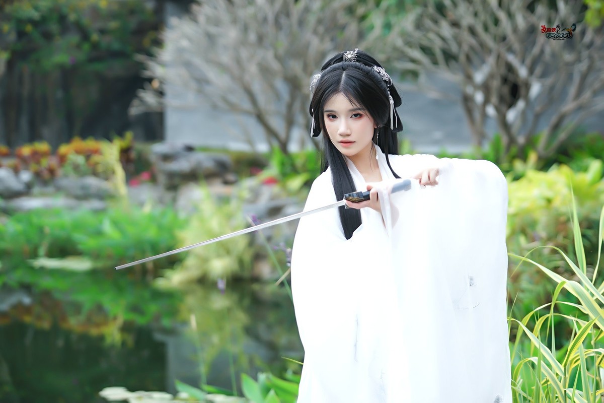 【白衣侠女】---周游