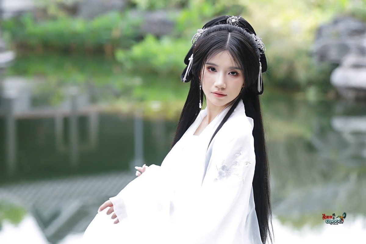 【白衣侠女】---周游