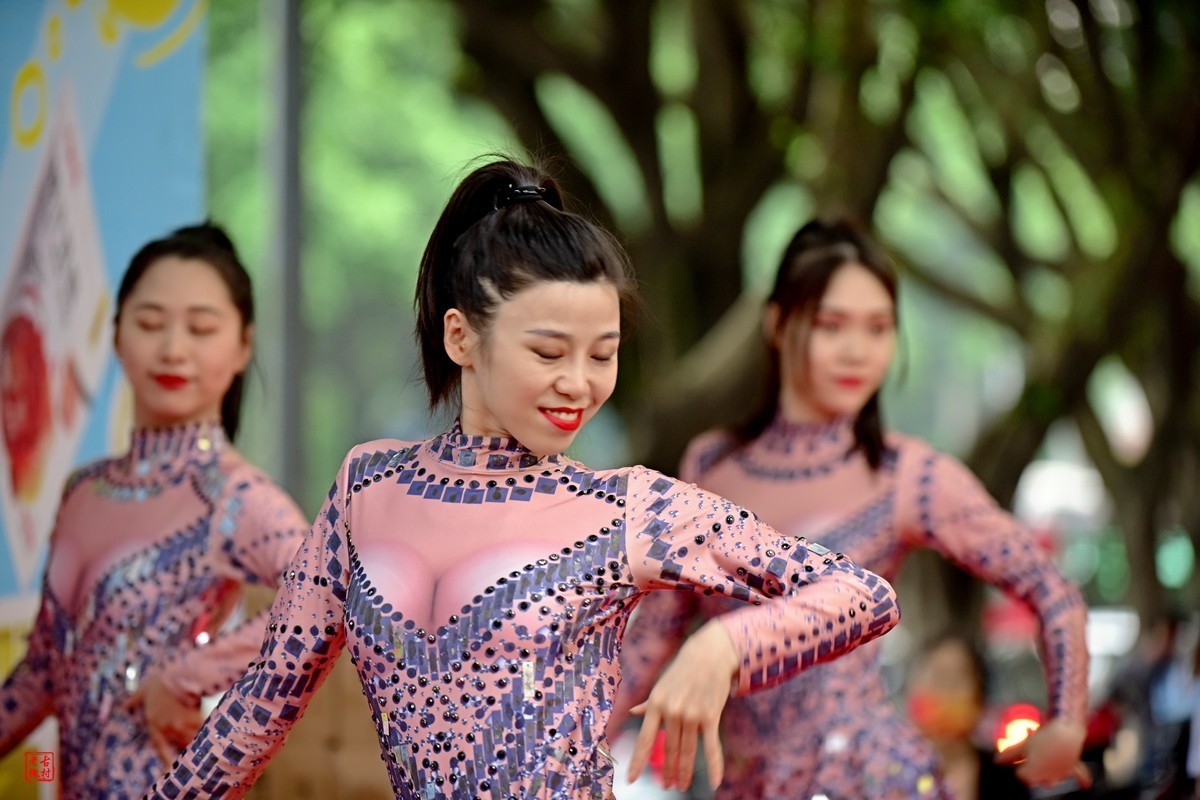 楼下超市开业，请草台班助阵(5)