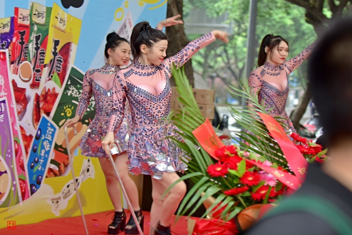 楼下超市开业，请草台班助阵(5)