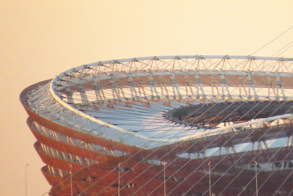 夕阳下隔河遥看对岸奥体中心