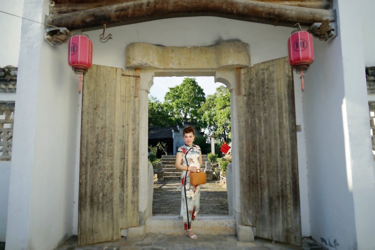 古镇羊楼洞休闲游的美女！