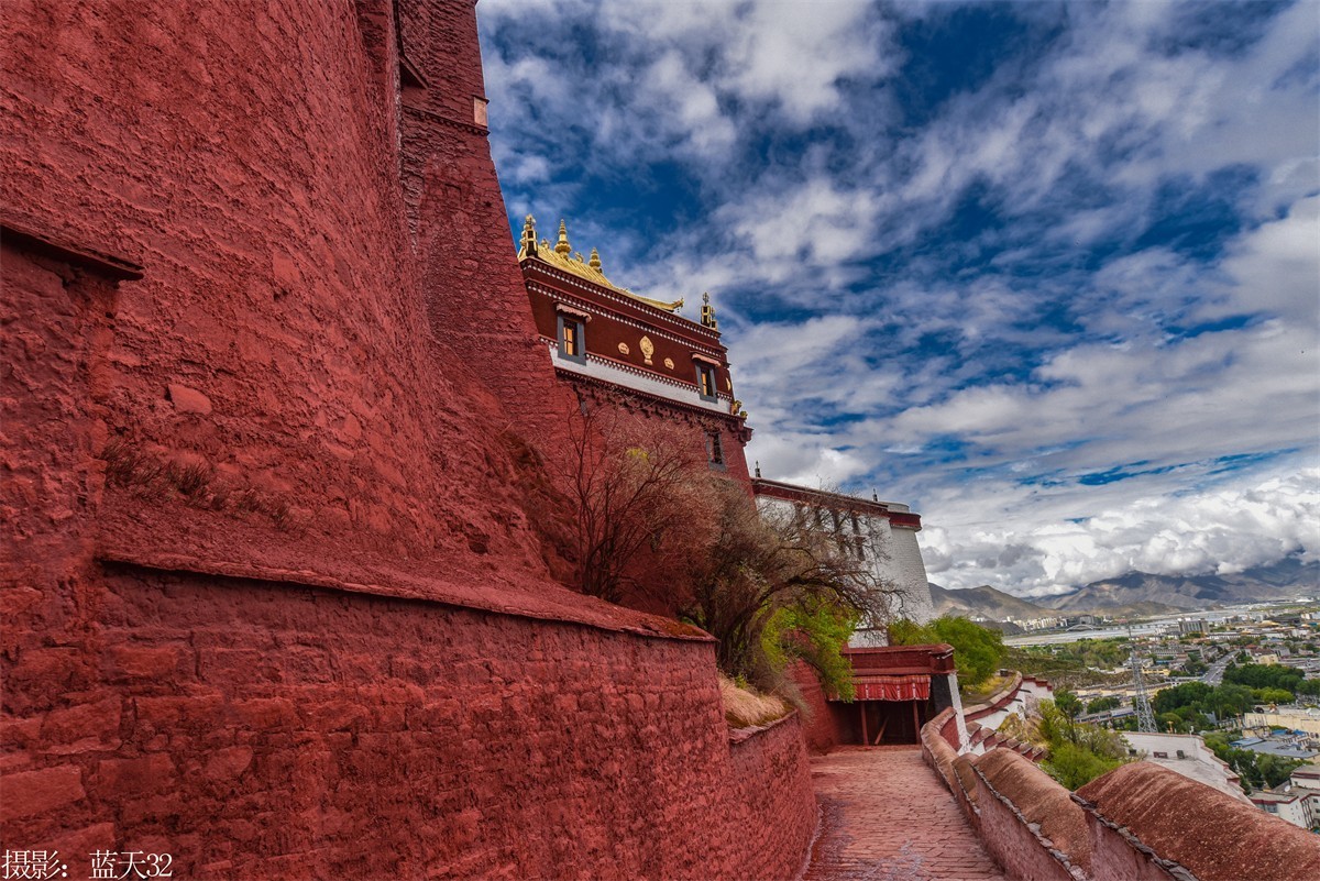 布达拉宫外景之一