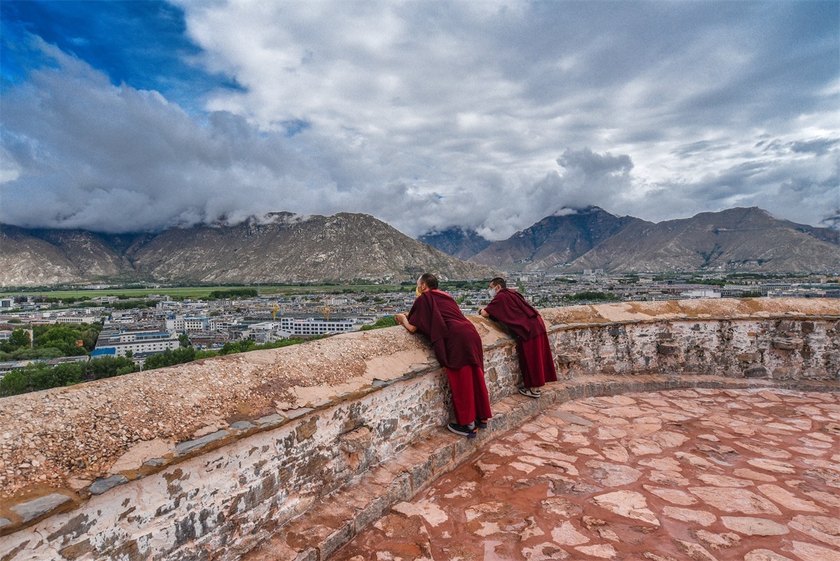 布达拉宫外景之一