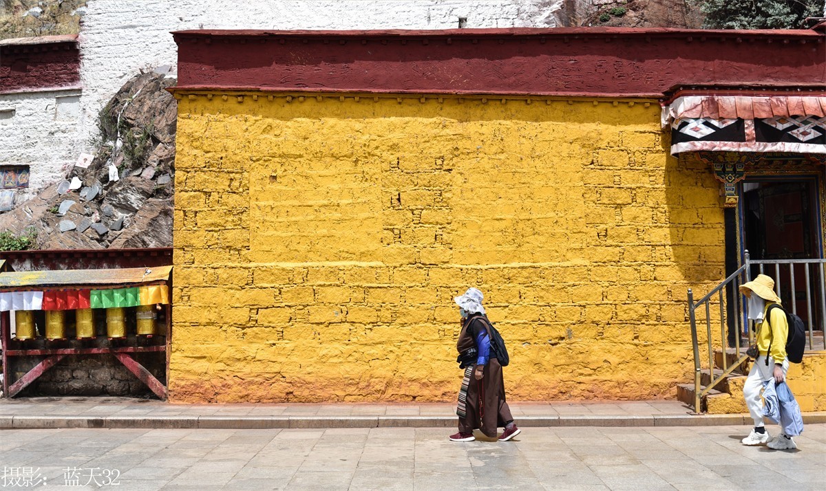 布达拉宫外景之一