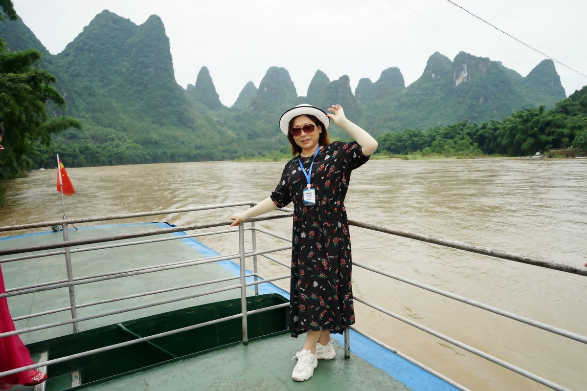 漓江上旅游的美女！