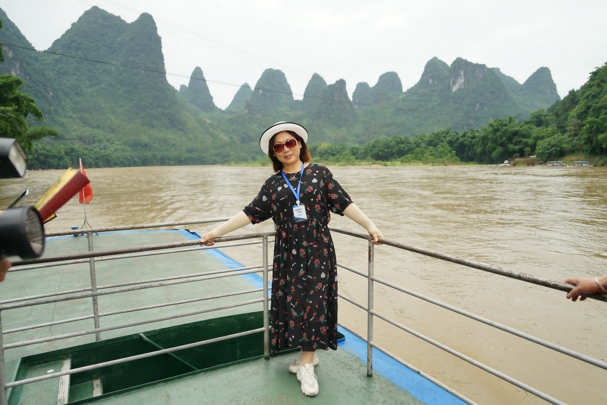 漓江上旅游的美女！