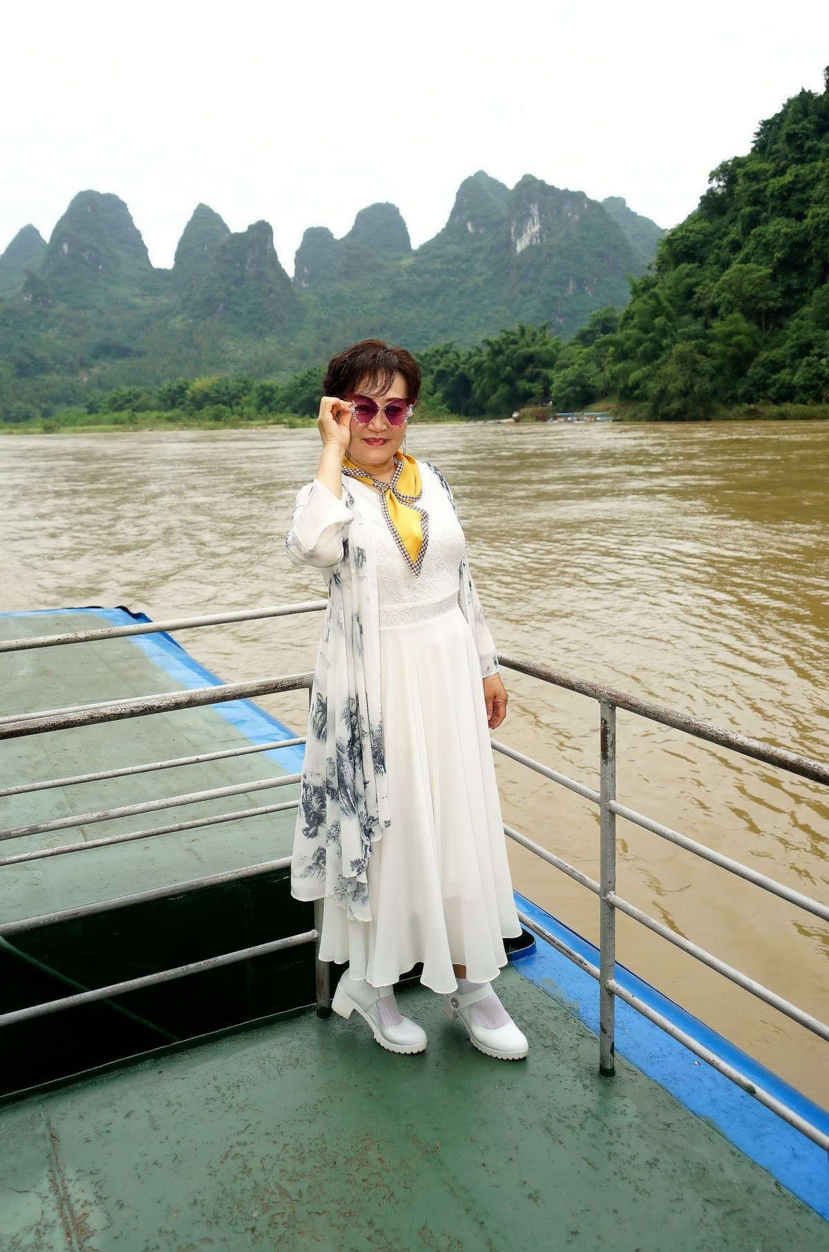 漓江上旅游的美女！