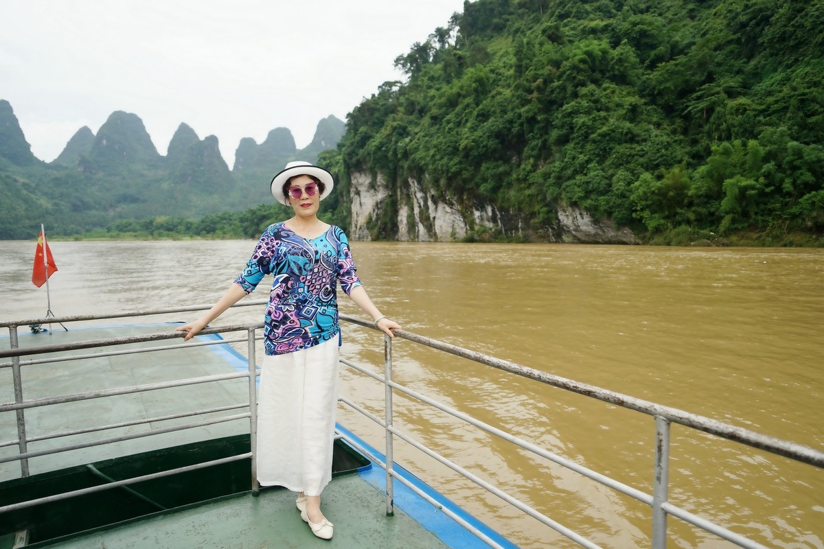 漓江上旅游的美女！