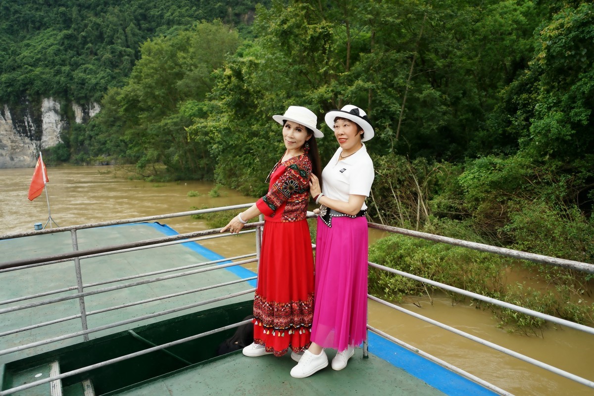 漓江上旅游的美女！