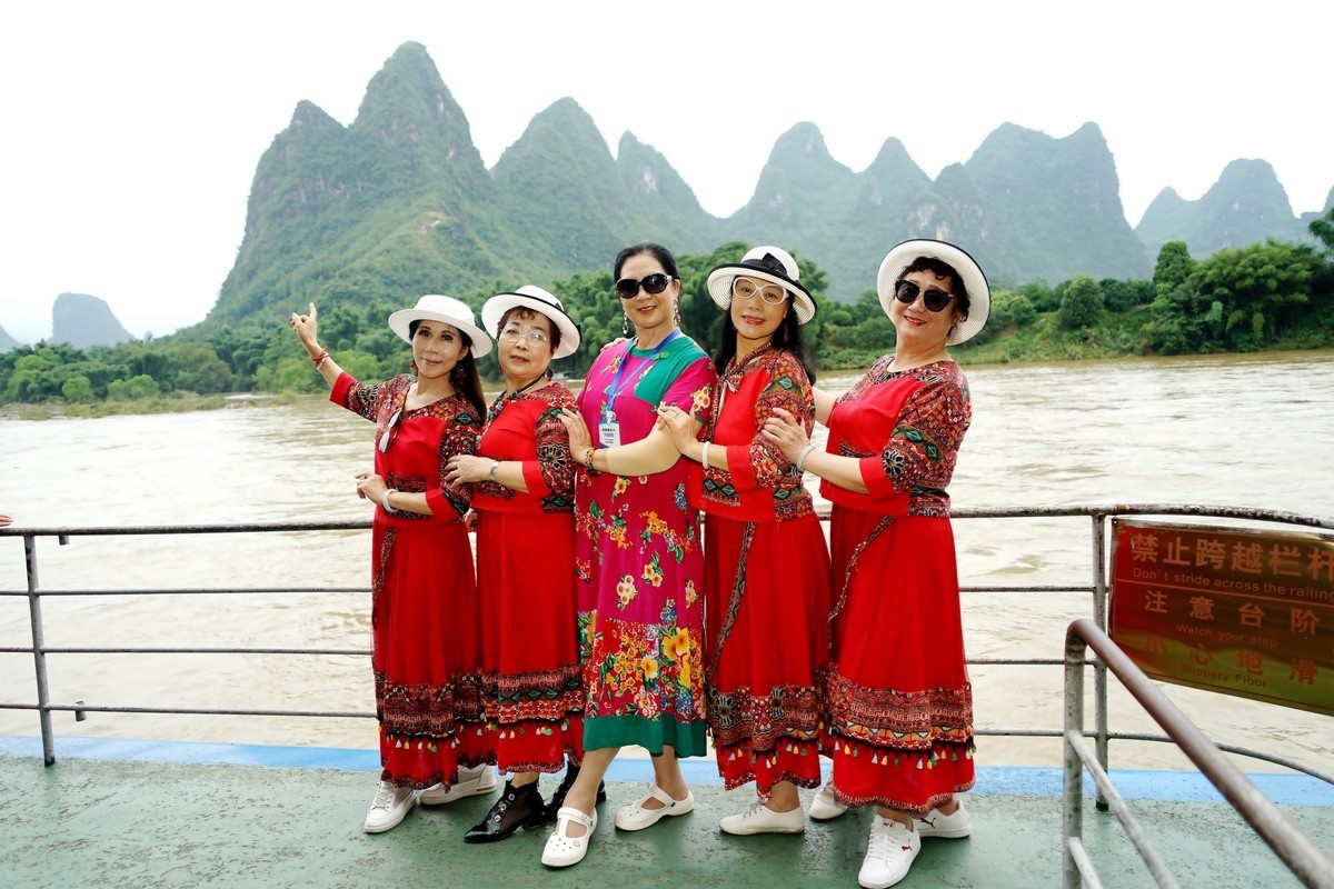 漓江上旅游的美女！