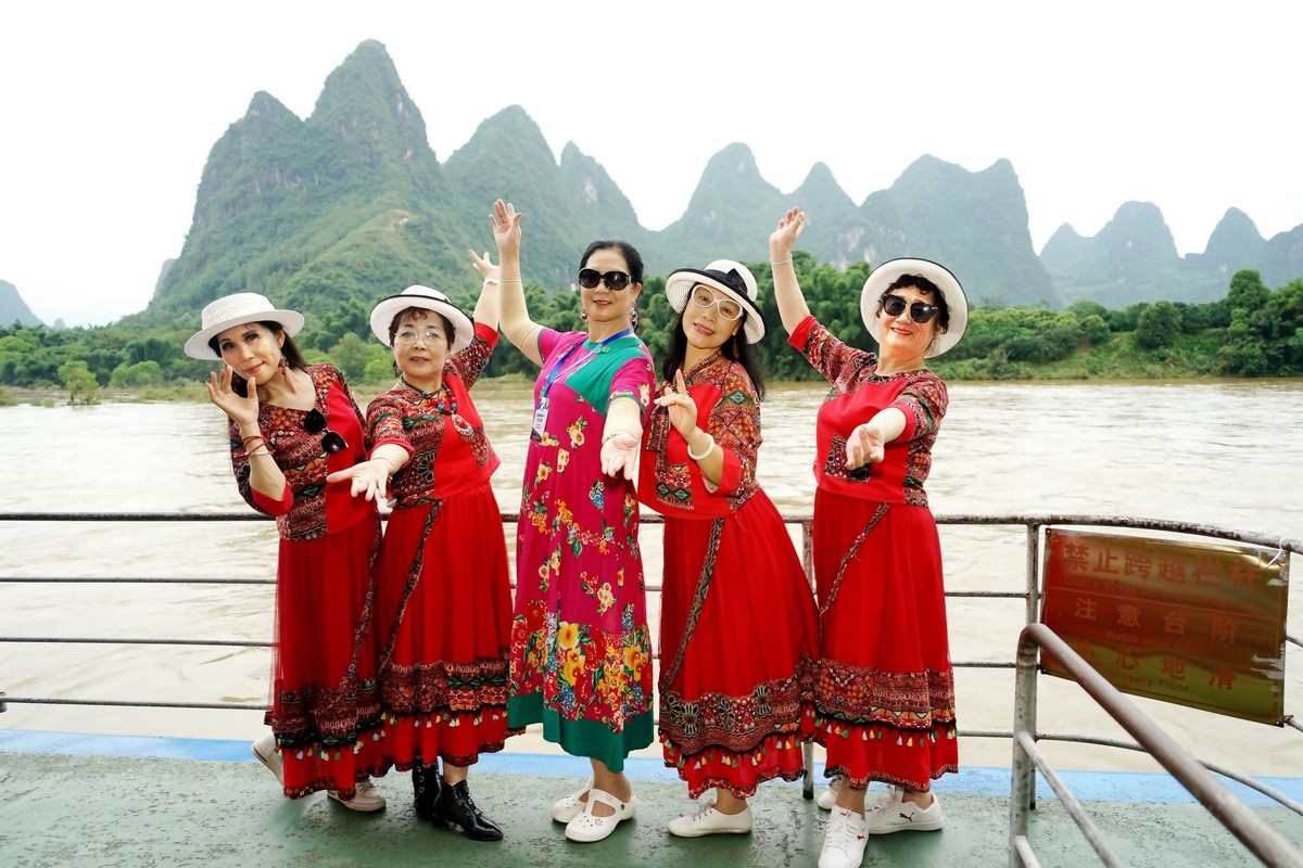 漓江上旅游的美女！