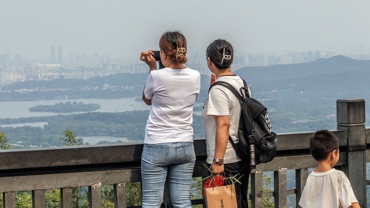 登上北高峰一揽杭城景