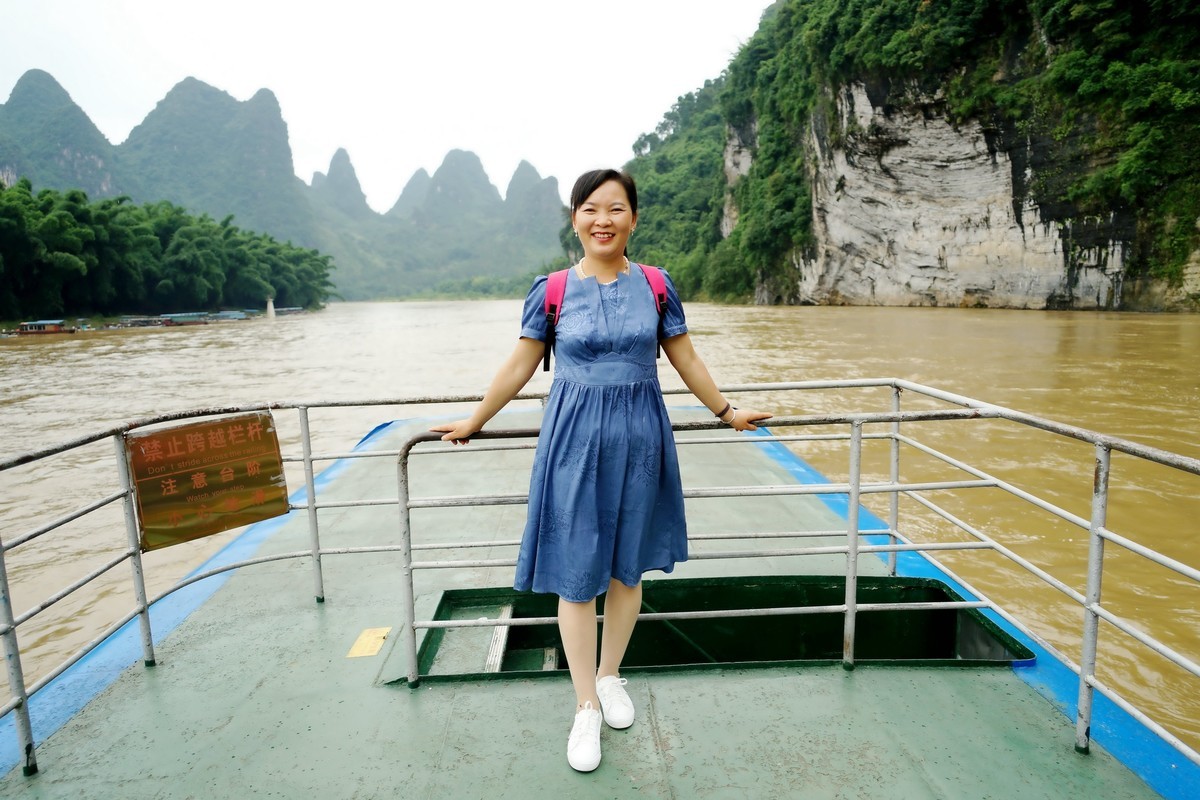 漓江上旅游的美女！