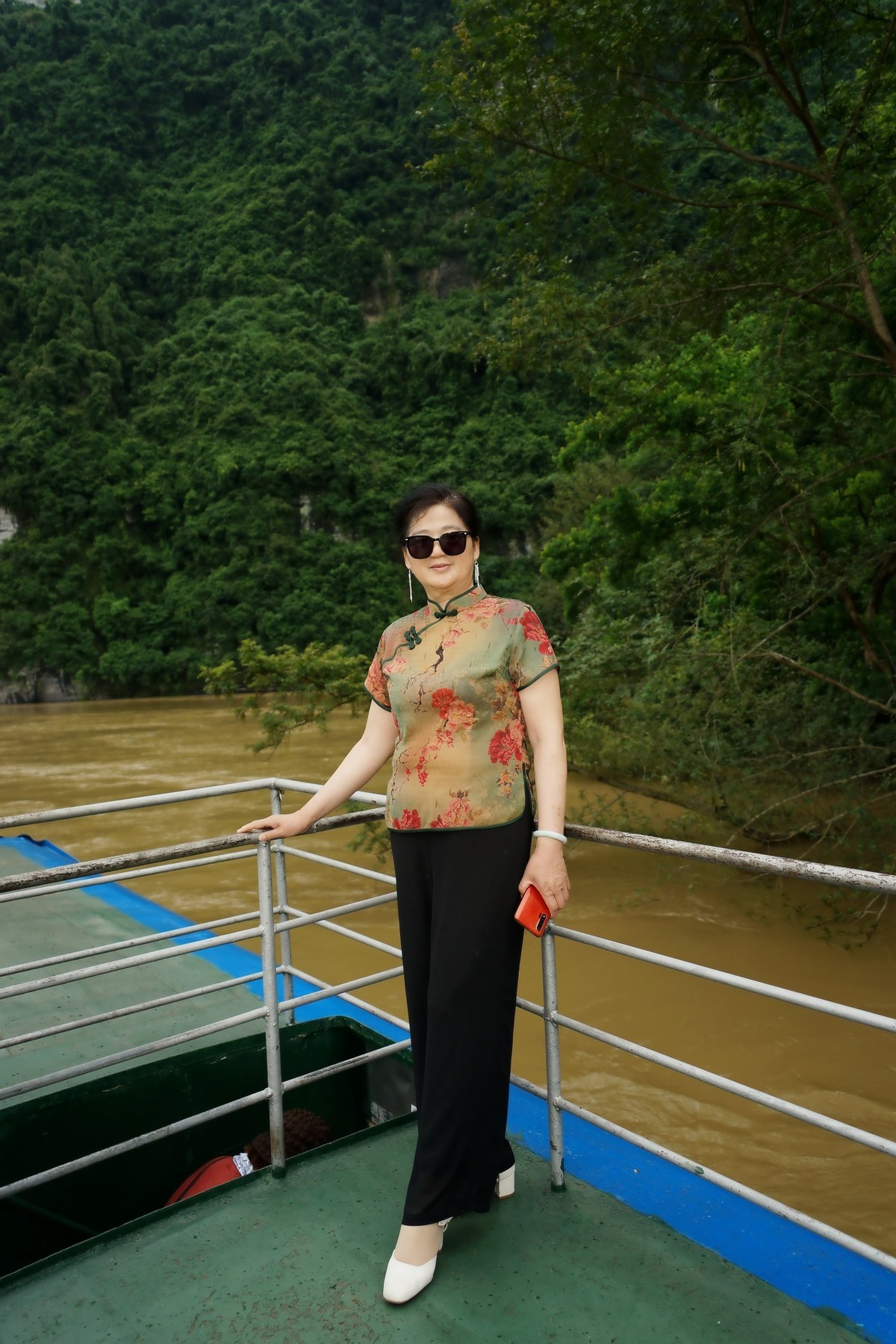 漓江上旅游的美女！