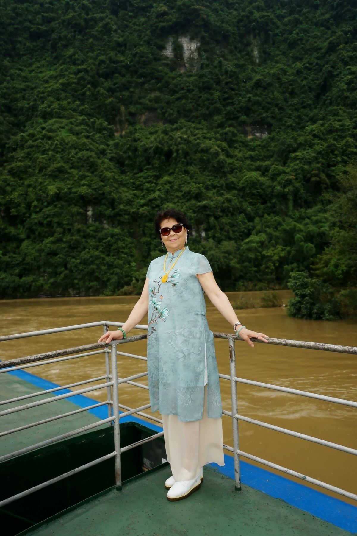 漓江上旅游的美女！