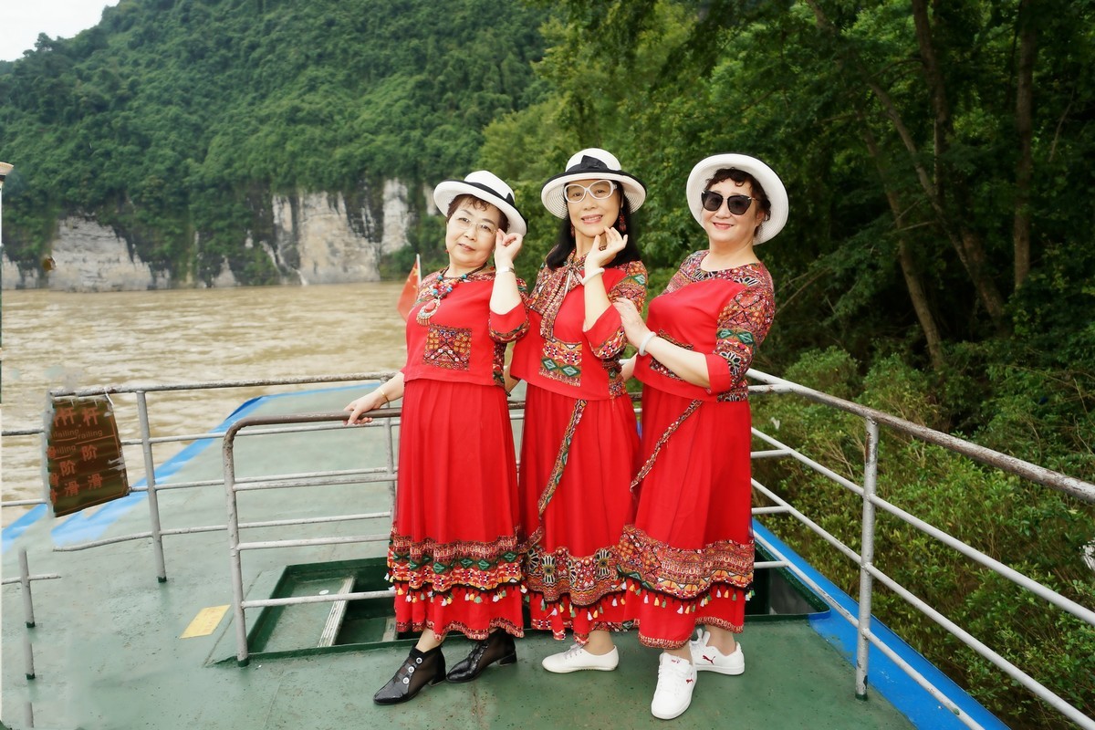 漓江上旅游的美女！