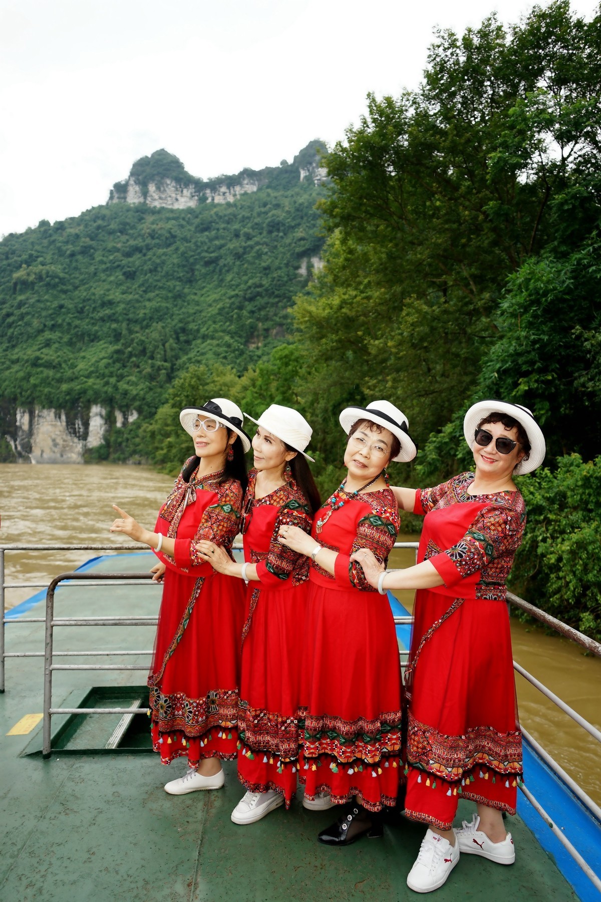 漓江上旅游的美女！