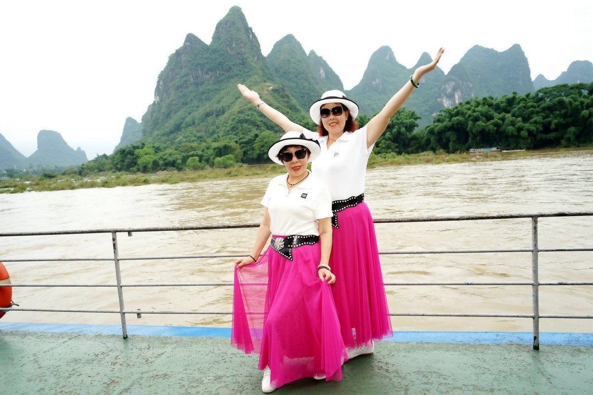 漓江上旅游的美女！