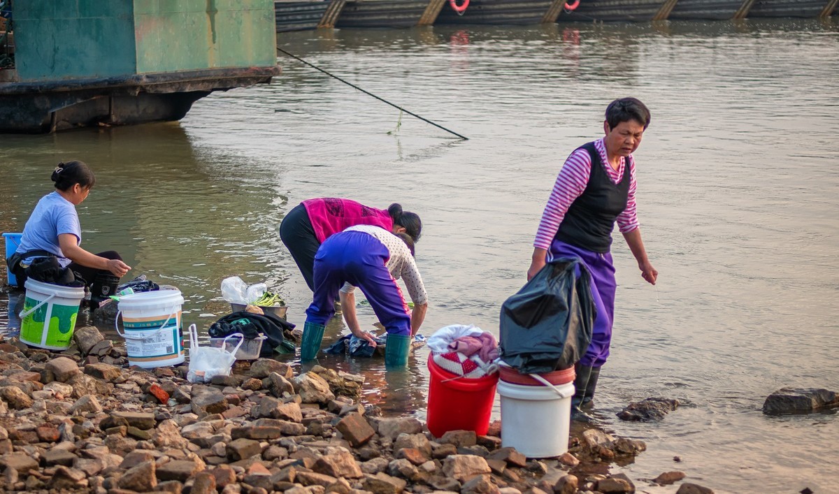 赣江边的一幕洗衣晨曲