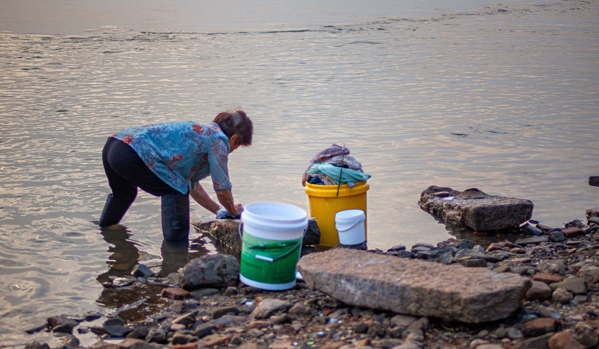 赣江边的一幕洗衣晨曲
