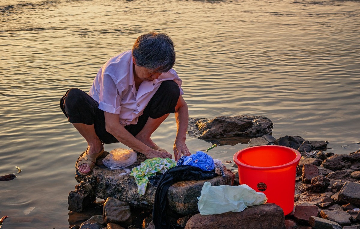 赣江边的一幕洗衣晨曲