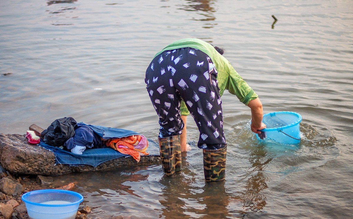 赣江边的一幕洗衣晨曲