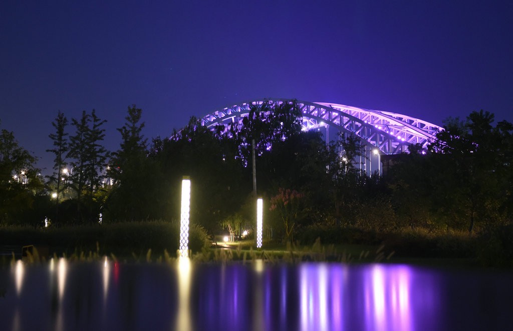 桥担暮色夜横空