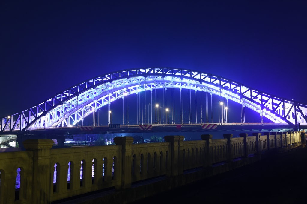 桥担暮色夜横空