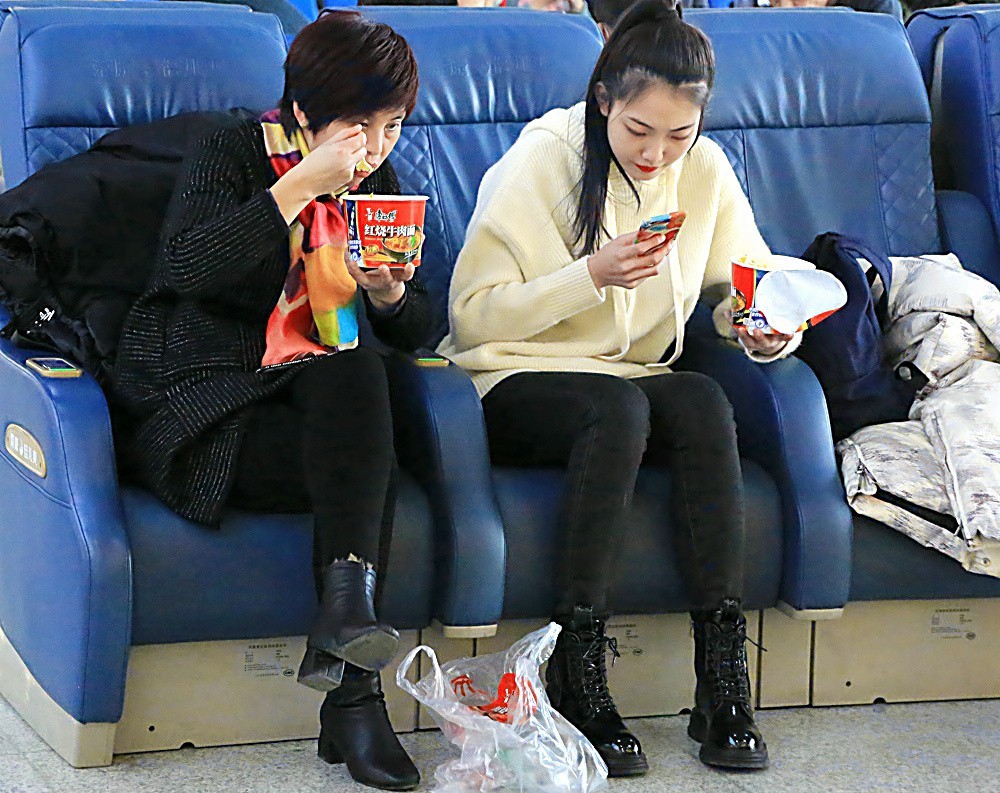 《不老松：忆海南游记》（03）济南机场候机大厅候机人！