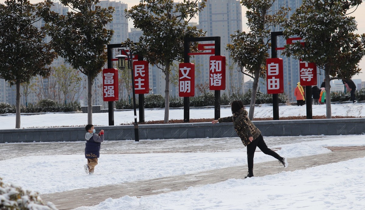 瑞雪迎新春之雪后快乐的人们