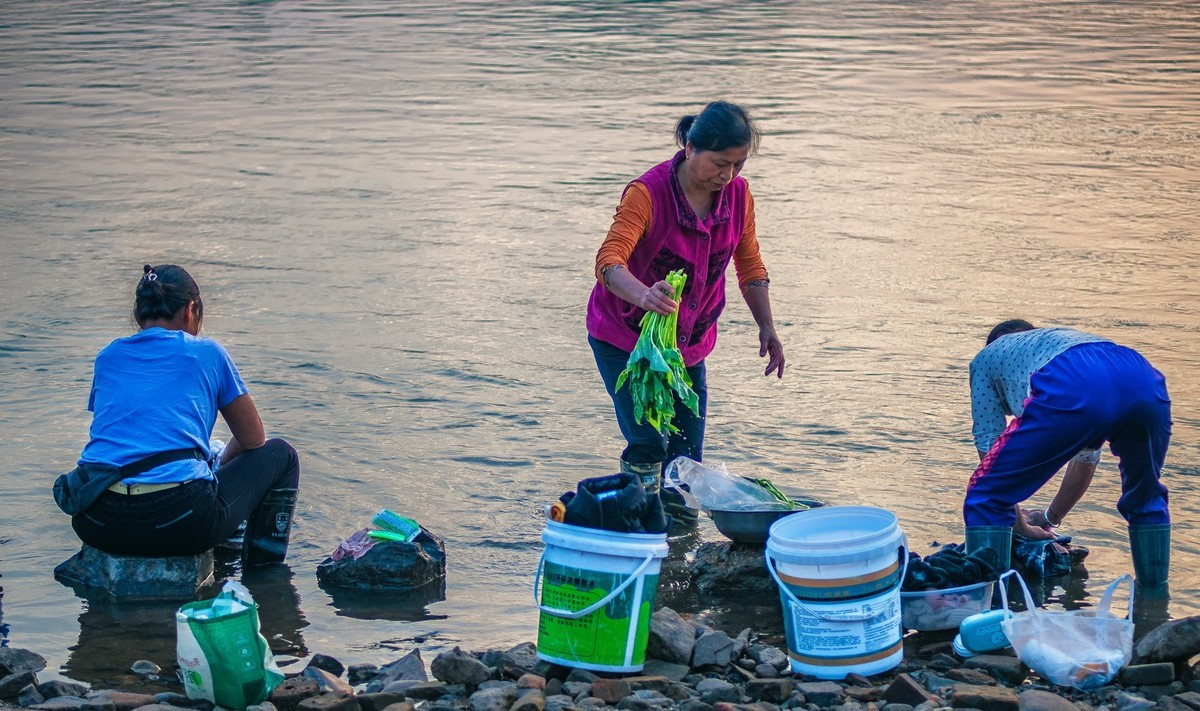 赣江边的一幕洗衣晨曲