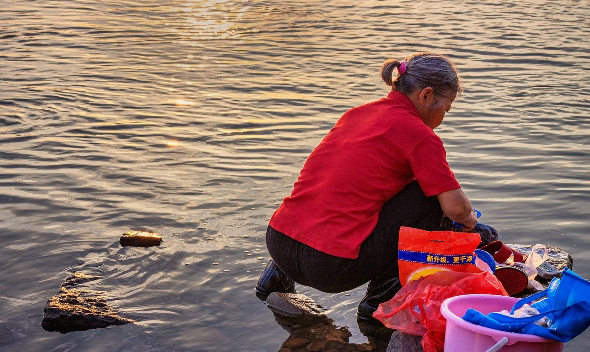 赣江边的一幕洗衣晨曲