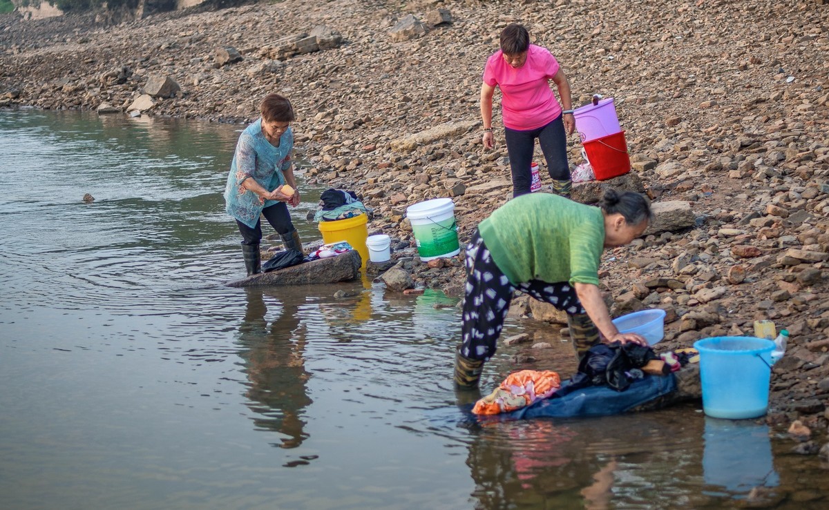 赣江边的一幕洗衣晨曲