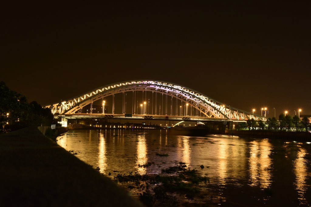 桥担暮色夜横空