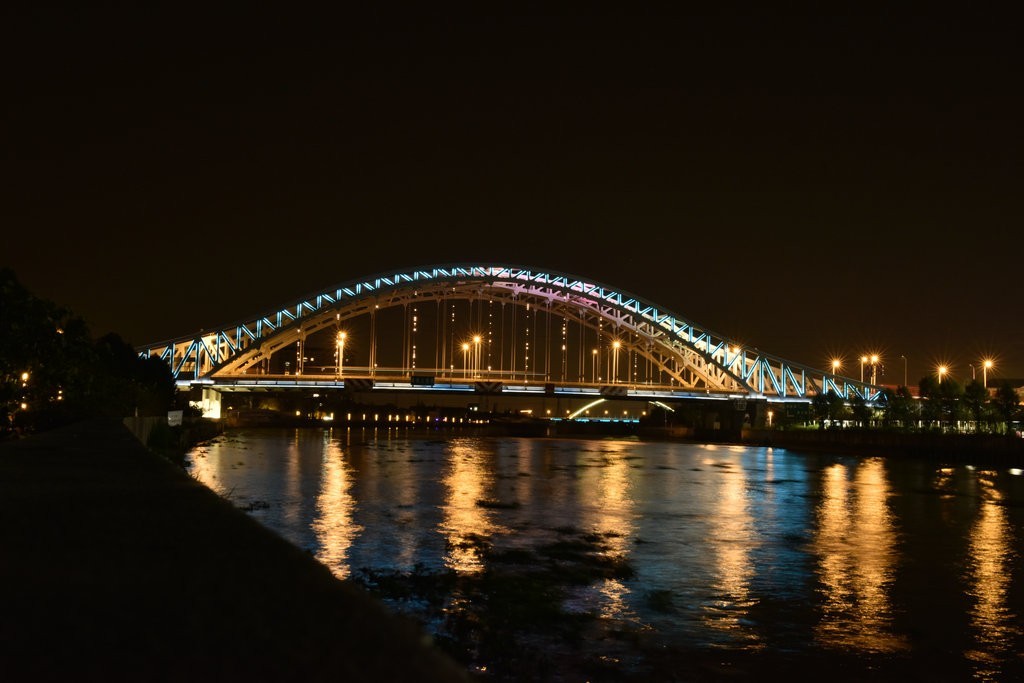 桥担暮色夜横空